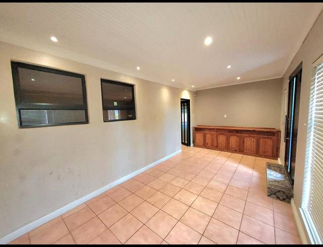 6 BEDROOM HOUSE FOR SALE IN STELLENBERG